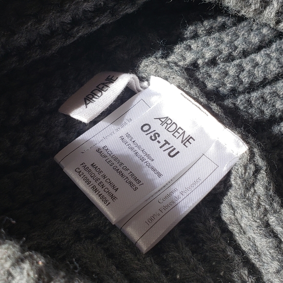 Free with purchase! Fur Pom Pom Knit-like Toque/Beanie - Picture 3 of 4